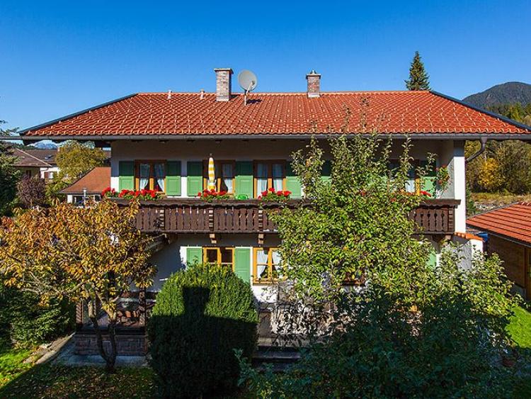 Ferienwohnung Ferienhaus Almroeserl Gartenseite