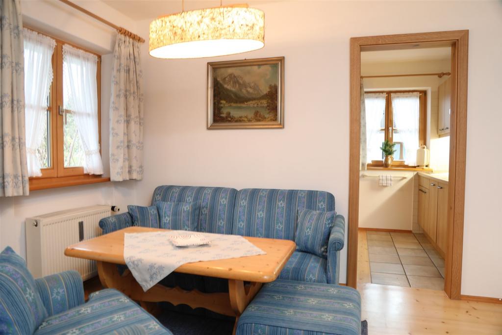 Ferienwohnung Almroeserl Wohnzimmer