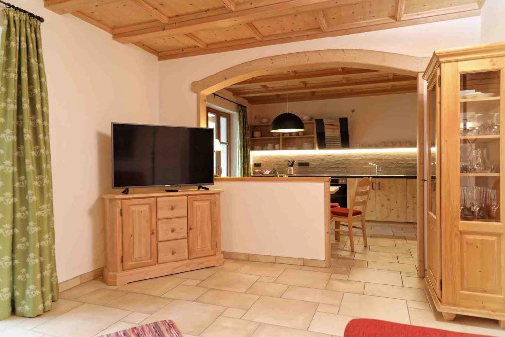Ferienhaus 4erspitzblick Wohnzimmer TV